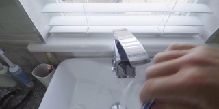 在浴室刷牙的男人，视角，第一人称，4K