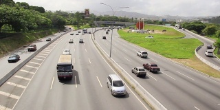 许多汽车和卡车在一个现代化的大城市地区的道路上行驶