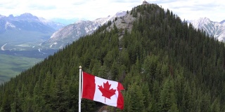 加拿大国旗飘扬在硫磺山公园前面的木板路