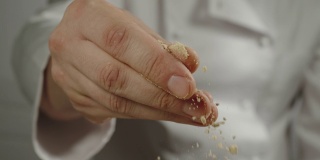 慢镜头:厨师在烹饪时撒上姜粉