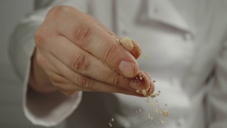 慢镜头:厨师在烹饪时撒上姜粉视频素材模板下载