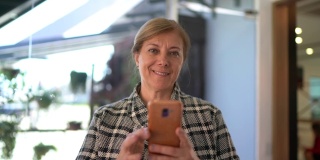 商业女性使用智能手机的肖像