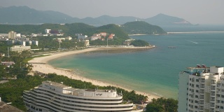 阳光明媚的一天三亚市著名的海滩湾屋顶全景4k海南中国