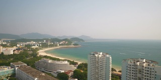 阳光明媚的一天三亚市著名的海滩湾酒店屋顶全景4k海南中国