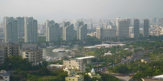 日落时间阳光明媚的一天三亚酒店屋顶城市滨江全景4k海南中国