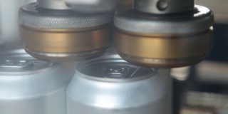 输送铝罐灌装。自动紧固件覆盖铝罐。关闭了。