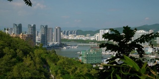 阳光明媚的一天，山顶，三亚，城市，河滨全景，4k，海南，中国
