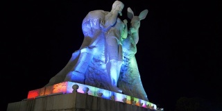 三亚市夜间照明山山顶著名的纪念碑全景4k海南中国