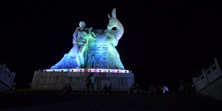 三亚市夜间照明山山顶著名的纪念碑全景4k海南中国