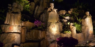 夜晚时间照亮三亚市公园纪念碑喷泉全景4k中国海南