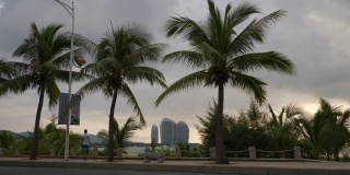 日落时分三亚市海湾交通街著名的酒店综合体全景4k海南中国