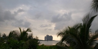 日落时分三亚市海湾海滩著名的酒店综合楼全景4k海南中国