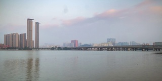 夕阳照亮珠海市海湾交通大桥全景，时间跨度4k中国