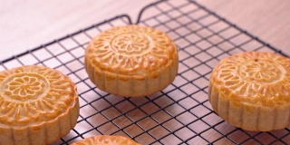 新鲜出炉的中国传统中秋节月饼糕点，特写，卡车拍摄运动。4 k决议。