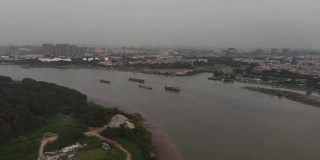 珠江上的大型货船。广州中国