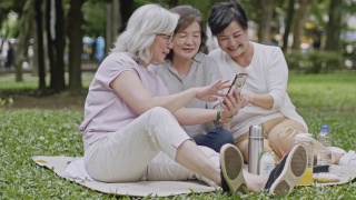 看着智能手机笑的台湾大妈视频素材模板下载