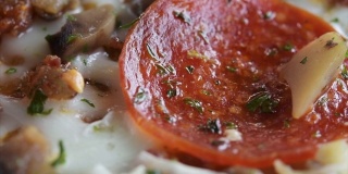 意大利辣香肠披萨，微距摄影的慢镜头