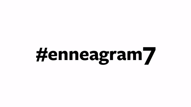 一个人在他们的电脑屏幕上键入“#enneagram7”