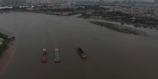 珠江上的大型货船。广州中国