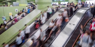 在高峰时段，一群人坐在火车站的自动扶梯上，在香港站下班回家