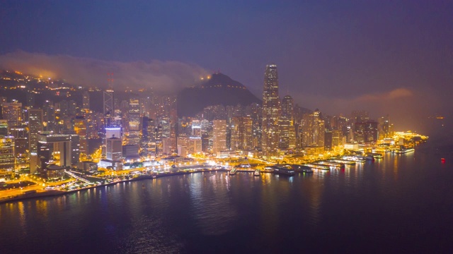 4K Hyperlapse:暮色大厦在城市-鸟瞰图香港摩天大楼与发展建筑，交通，能源基础设施无人机飞行。亚洲金融和商业中心