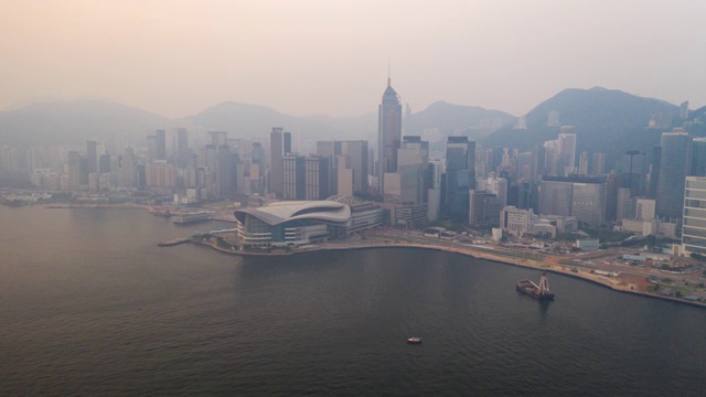 4K Hyperlapse:鸟瞰图无人机飞越香港岛的摩天大楼与发展建筑、交通、能源电力基础设施。亚洲金融和商业中心