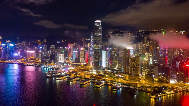 4K超视距:夜城维多利亚港-航拍香港摩天大楼与发展建筑，交通，能源电力基础设施无人机飞行。亚洲金融和商业中心