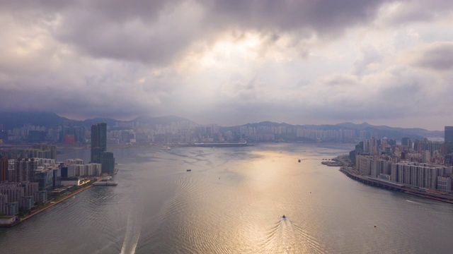 4K Hyperlapse: Sunrise Aerial view香港摩天大楼无人机飞行与发展建筑，交通，能源电力基础设施。亚洲金融和商业中心