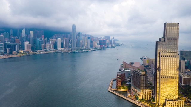 4K Hyperlapse:鸟瞰维多利亚港上空的摩天大楼，无人机俯瞰香港的发展建筑、交通、能源基础设施。亚洲金融和商业中心