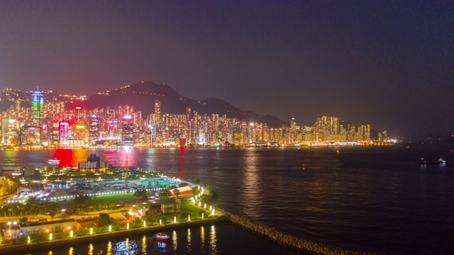 4K Hyperlapse:鸟瞰香港摩天大楼的无人机飞行与发展建筑，交通，能源电力基础设施。亚洲金融和商业中心