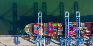 在工业港口工作的集装箱船，通过集装箱船在公海上经营国际进出口物流和运输，鸟瞰集装箱船装卸。
