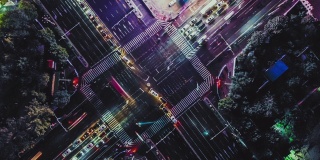 T/L WS无人机夜间城市街道十字路口的视角