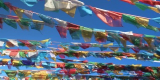 近距离观察:彩色的经幡在西藏随风飘扬。