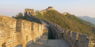 石阶井通向雄伟的中国长城的顶端。