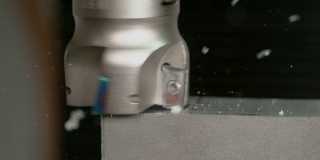 MACRO:面铣刀在铝工件上产生镜面光洁度。