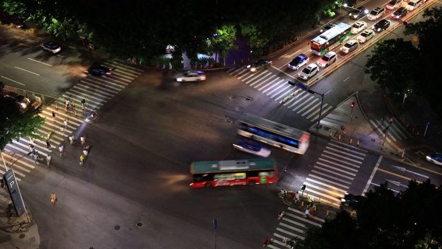 城市十字路口的繁忙交通/中国深圳