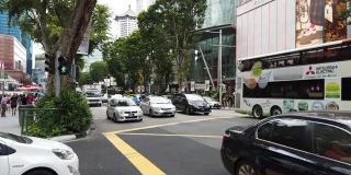 阳光明媚的一天新加坡城著名购物区交通街道十字路口全景4k