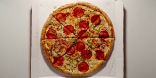 顺时针:从白盒子里吃下一整圈的大披萨