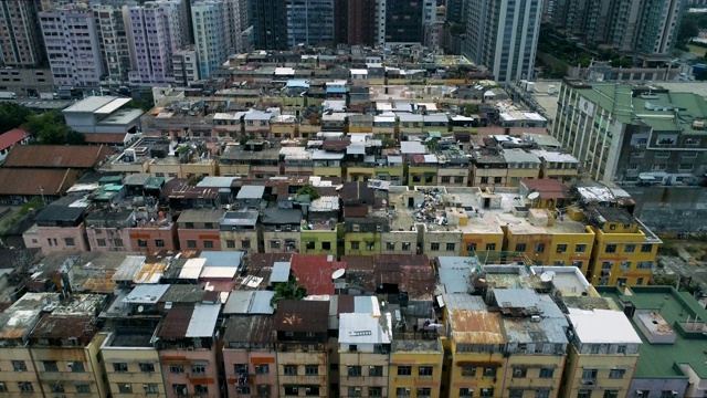 以香港的高楼大厦和现代摩天大楼为背景。城市城市