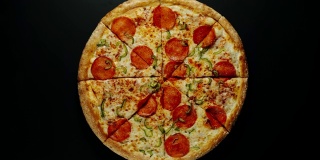 大披萨被吃掉在木板上，黑色的背景