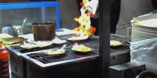 在韩国夜市上燃烧新鲜食物