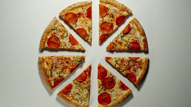 在白色的表面上从不同的方向吃大披萨