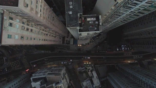 抽象的无人机拍摄的屋顶和街道在香港人口密集的地区