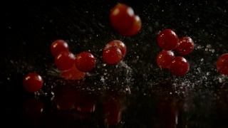 葡萄浆果在潮湿的表面弹跳，超慢动作视频素材模板下载