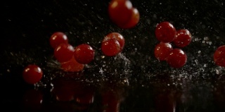葡萄浆果在潮湿的表面弹跳，超慢动作