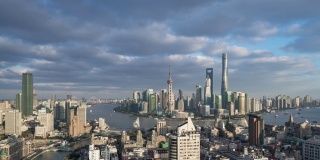 T/L WS HA现代摩天大楼与移动的云/中国上海