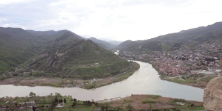 姆斯克塔库拉河和阿拉格维河汇流。从Jvari修道院看到的景色