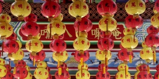 中国传统的纸灯笼挂在寺庙里