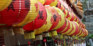 中国传统的纸灯笼挂成一排
