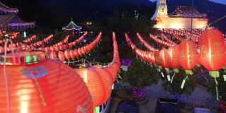 许多中国传统的纸灯笼在电线上